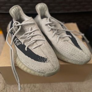 adidas Yeezy Boost 350 V2
Slate